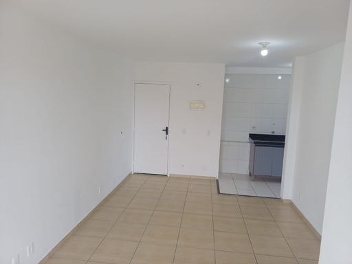 sala ampla 2 ambientes com acesso a entrada principal e a cozinha