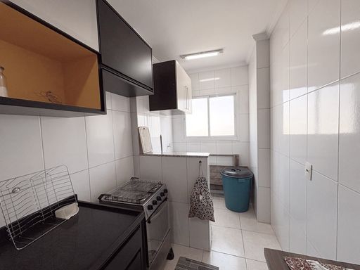 área de serviço bem arejada e iluminada com armário planejado