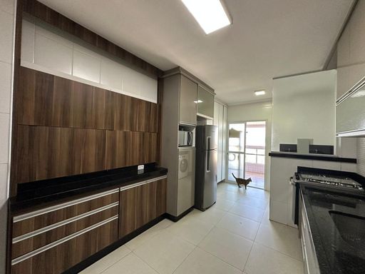 cozinha padrão americana com planejados de primeira qualidade, semi integrada a área de serviço e acesso a varanda gourmet