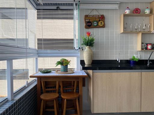 varanda gourmet envidraçada com vista livre e com cortina blackout