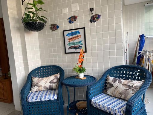 varanda com acesso a sala, dormitório e a área de serviço