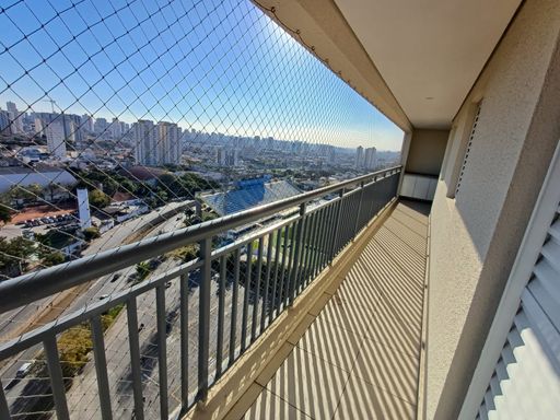 ampla varanda gourmet com  com  tela de proteção e vista panorâmica ao Clube Atlético Aramaçan