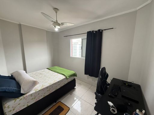 ampla suíte com ventilador de teto