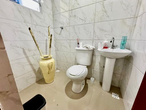 banheiro social bem arejado