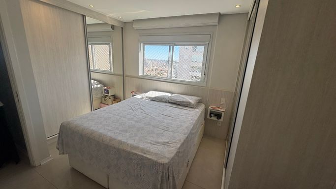 ampla suíte clean com armários planejados, tela de proteção, iluminação natural bem arejado