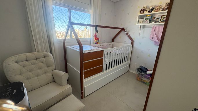 dormitório 2 com tela de proteção, papel de parede em total harmonia com armário planejado