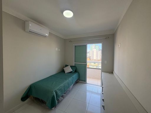 Dormitório com armário planejado, ar condicionado e acesso a varanda envidraçada