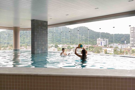 espetacular piscina aquecida com deck solarium e vista privilegiada