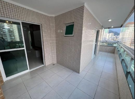 Varanda gourmet envidraçada com churrasqueira a carvão e acesso a suíte