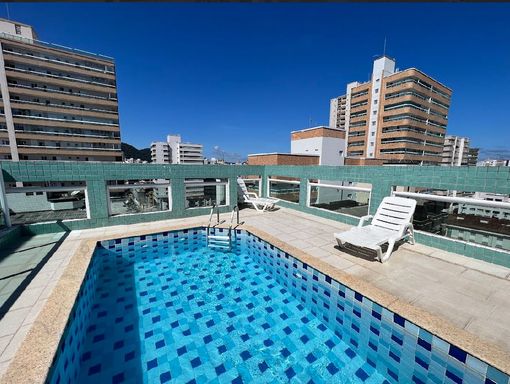 ampla piscina na cobertura com vista livre