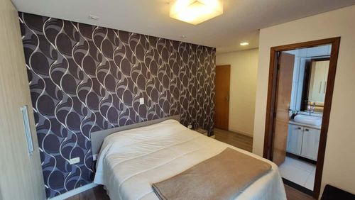 ampla suíte com acesso a sacada e armários planejados