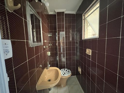 banheiro social arejado