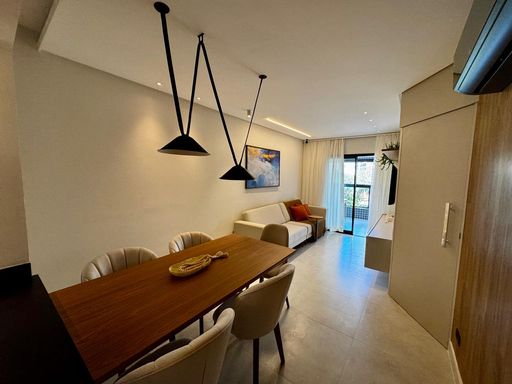 sala 2 ambientes com acesso a varanda gourmet, teto rebaixado e sistema de iluminação em LED