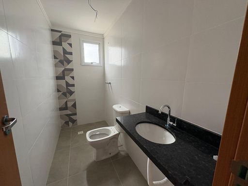 banheiro da suíte arejada com pedra em granito preta