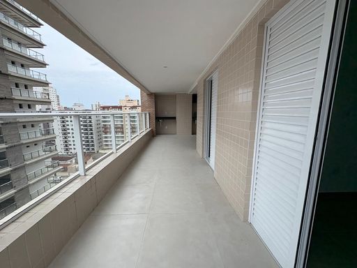 ampla varanda gourmet com churrasqueira e vista privilegiada, acesso a sala dois ambientes e aos dormitórios