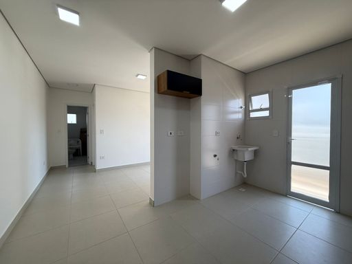 cozinha semi integrada a área de serviço e acesso a sacada