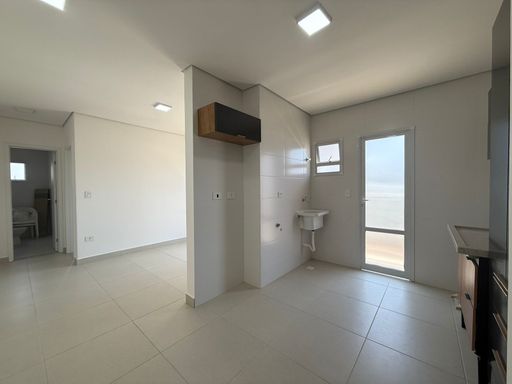 cozinha semi integrada a área de serviço e acesso a sacada