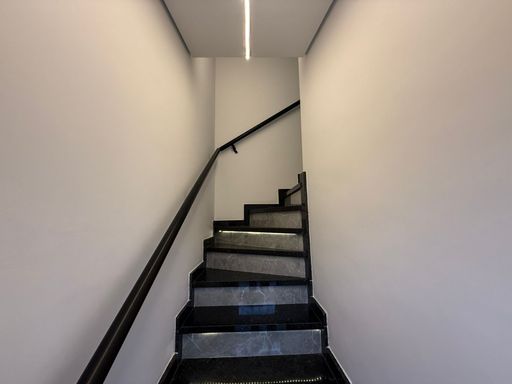 escada em granito preta com acesso ao piso superior