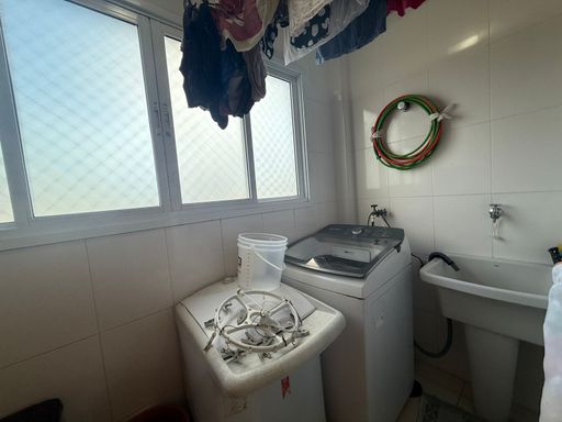 área de serviço arejada e bem iluminada