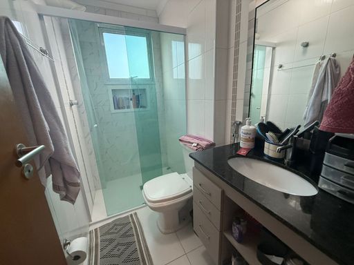 banheiro da suíte com nicho bem arejado e com planejados