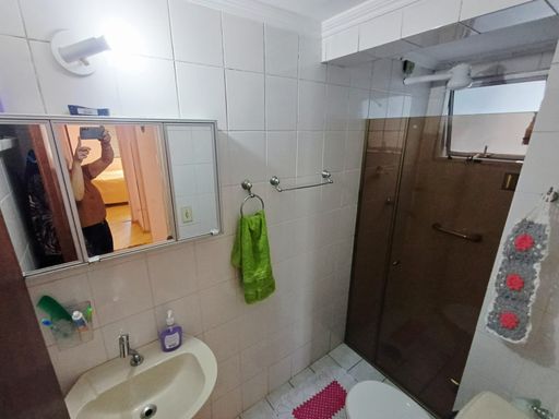 banheiro com box de vidro bem arejado