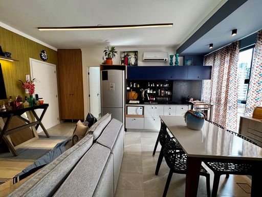 ampla sala arejada e bem iluminada, semi integrada a cozinha com acesso a área de serviço