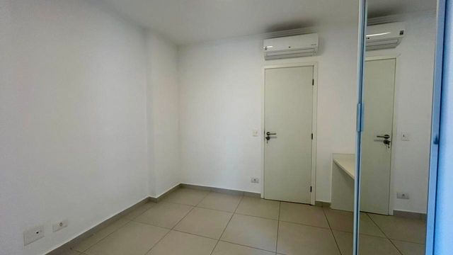 dormitório com ar condicionado