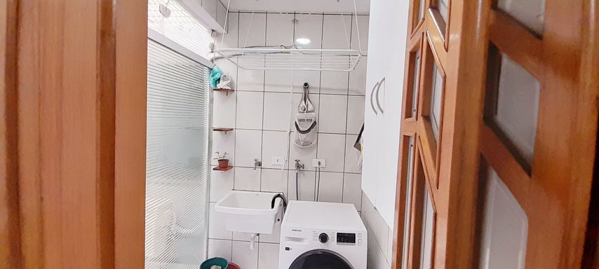 área de serviço privativa com porta camarão e acesso ao quintal com porta de correr de vidro