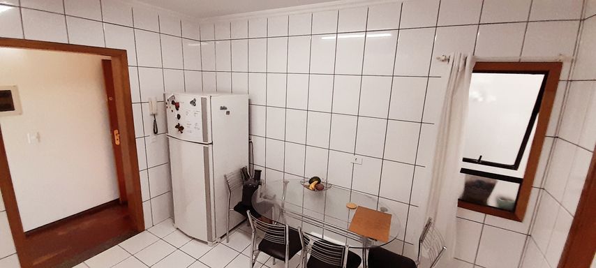 ampla cozinha com janela bem arejada e acesso a entrada principal
