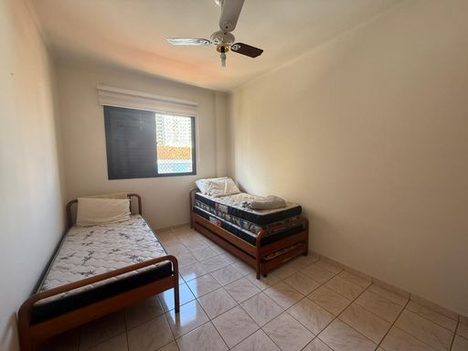 dormitório 2 com persiana de rolo e ventilador de teto