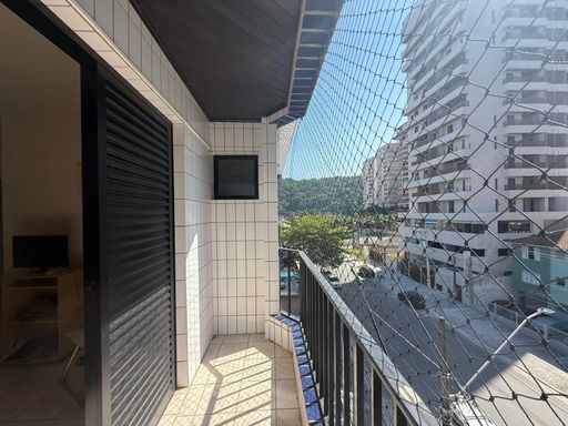 sacada com vista livre e tela de proteção, com acesso ao dormitório