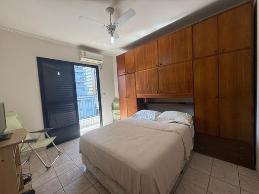 ampla suíte com acesso a sacada com tela de proteção, ar condicionado e ventilador de teto