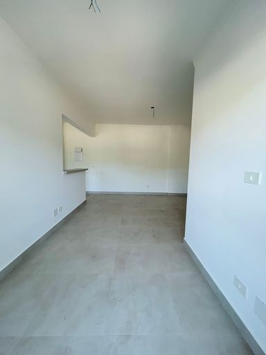 sala ampla 2 ambientes com acesso a varanda gourmet, semi integrada a cozinha