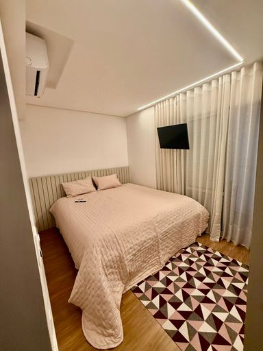 ampla suíte com sistema de iluminação diferenciada e armário planejado