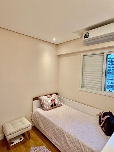 amplo dormitório com ar condicionado