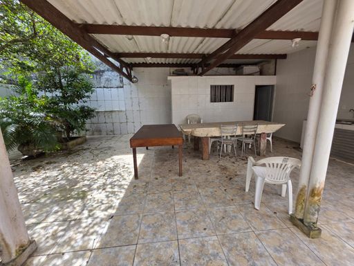 amplo quintal com árvores frutíferas nos fundos