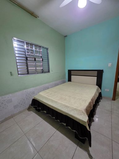 ampla suíte com ventilador de teto