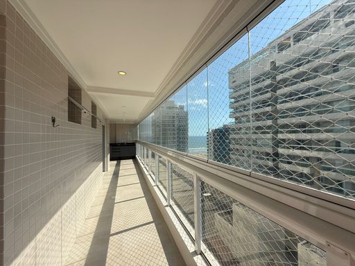 varanda gourmet envidraçada com vista mar livre, tela de proteção e churrasqueira