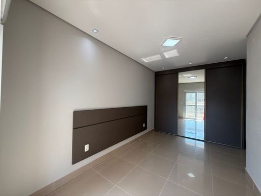 suíte bem arejada com ar condicionado e acesso a varanda envidraçada