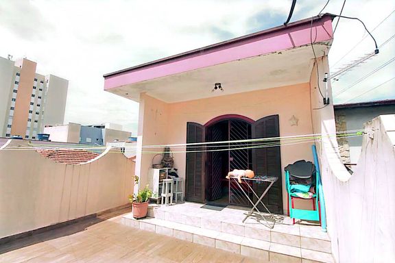 ampla varanda e vista para rua