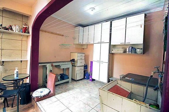 ampla área de serviço com acesso a cozinha e ao corredor lateral com acesso a garagem