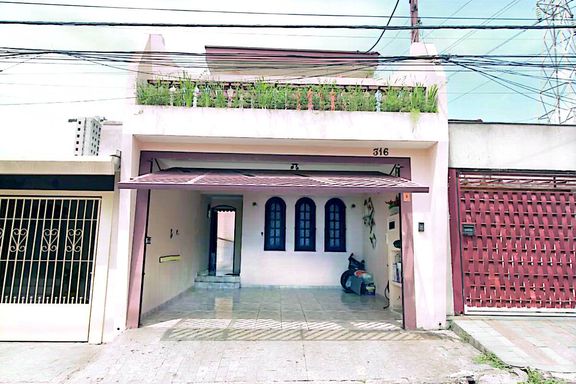 fachada com portão eletrônico com 2 vagas de garagem cobertas e varanda no piso superior