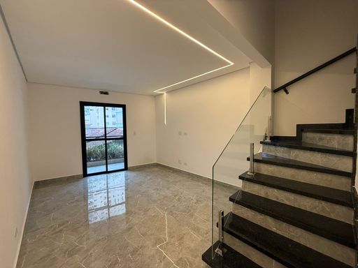 sala impecável em porcelanato, sistema de iluminação em LED com acesso a sacada e ao piso superior
