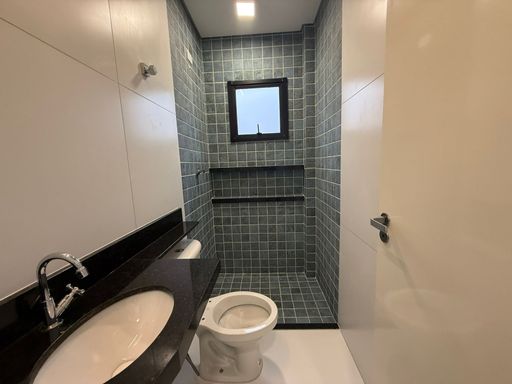banheiro da suíte 3 arejado, com nicho e acabamento ultra moderno