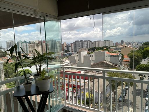 ampla varanda gourmet  envidraçada com cortina blackout e vista livre