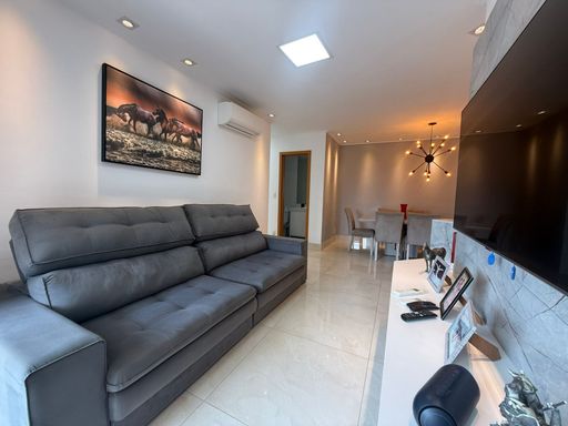 ampla sala 2 ambientes em total requinte com acesso ao lavabo e a entrada principal