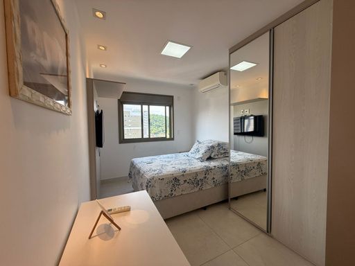 dormitório 2 com armário planejado e ar condicionado