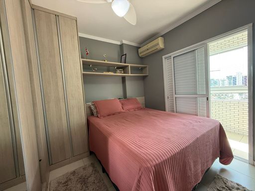 suíte com armários planejados, ar condicionado e acesso a varanda gourmet