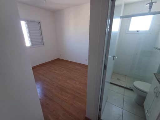 ampla suíte bem iluminada com vista livre
