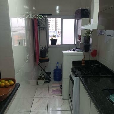 cozinha semi integrada a área de serviço bem arejada